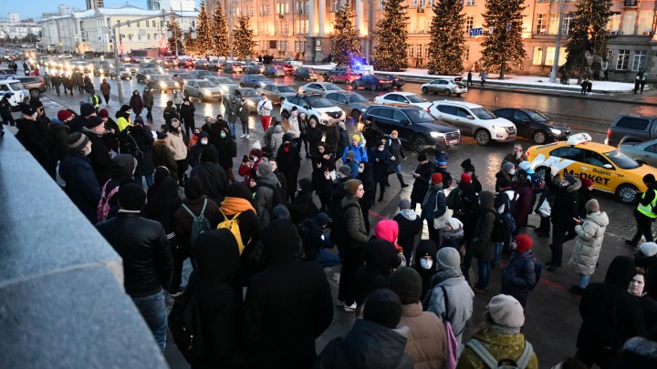 В Екатеринбурге проходит митинг против боевых действий в Донбассе