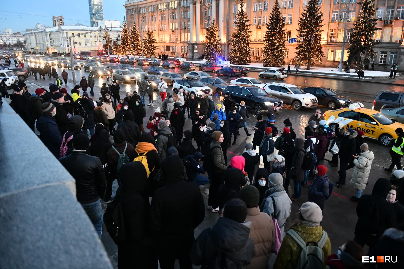 «Нет войне»: В Екатеринбурге проходит митинг против боевых действий в Донбассе