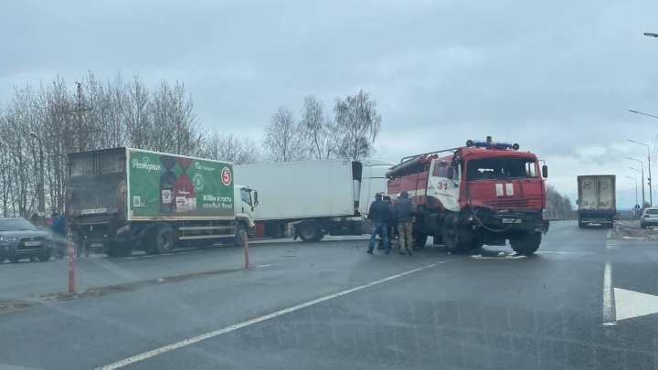 «Спасатели с мигалками ехали на пожар»: в Ярославском районе столкнулись грузовик «Пятерочки» и машина МЧС