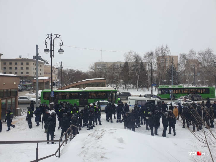 6 марта участников антивоенного шествия ждали десятки силовиков