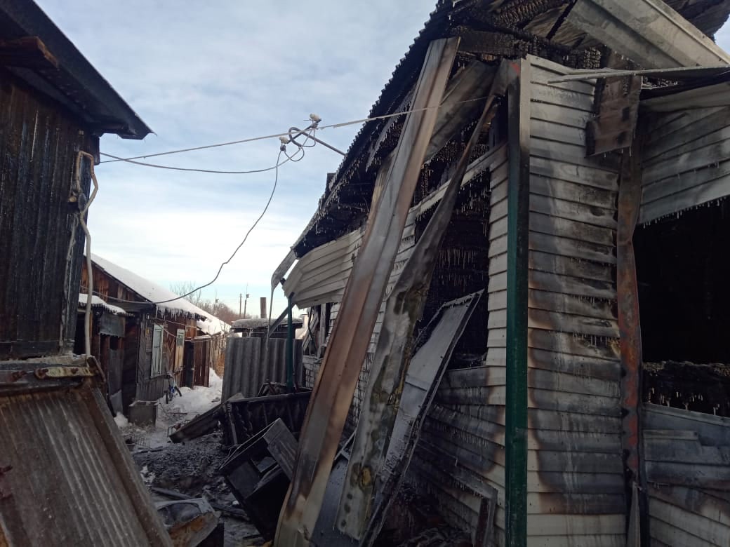 Спасти из пожара успели только документы Спасти из пожара успели только документы