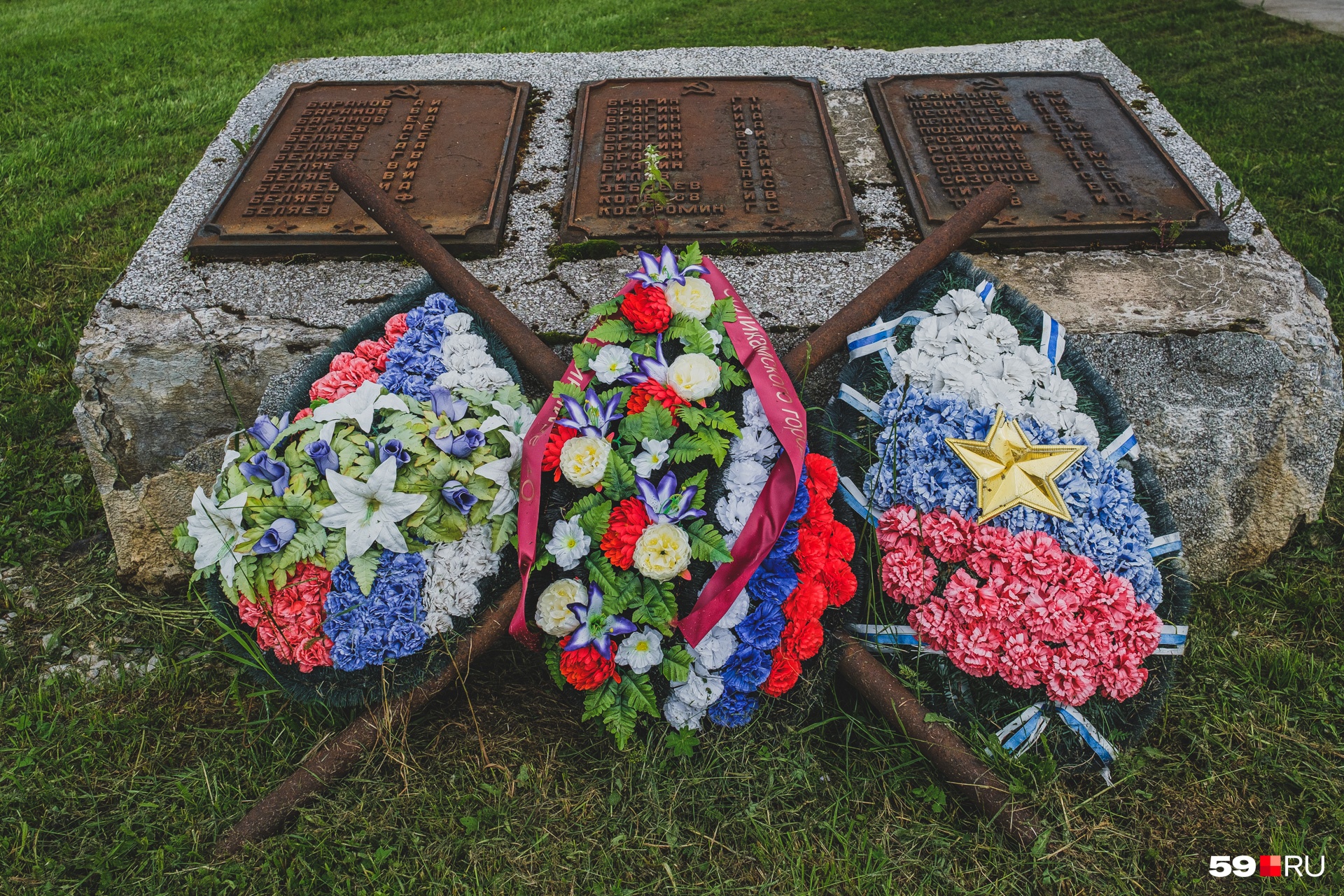 Рядом с храмом находится мемориал, посвященный 34 жителям Толстика, погибшим на полях Великой Отечественной войны. Уходили на фронт целыми семьями — Брагины, Барановы и Беляевы