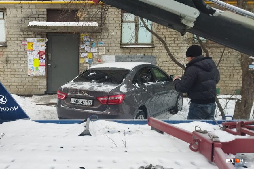 Поменял «х» на «у»: в Екатеринбурге эвакуировали машину автохама, который хитро стер госномер