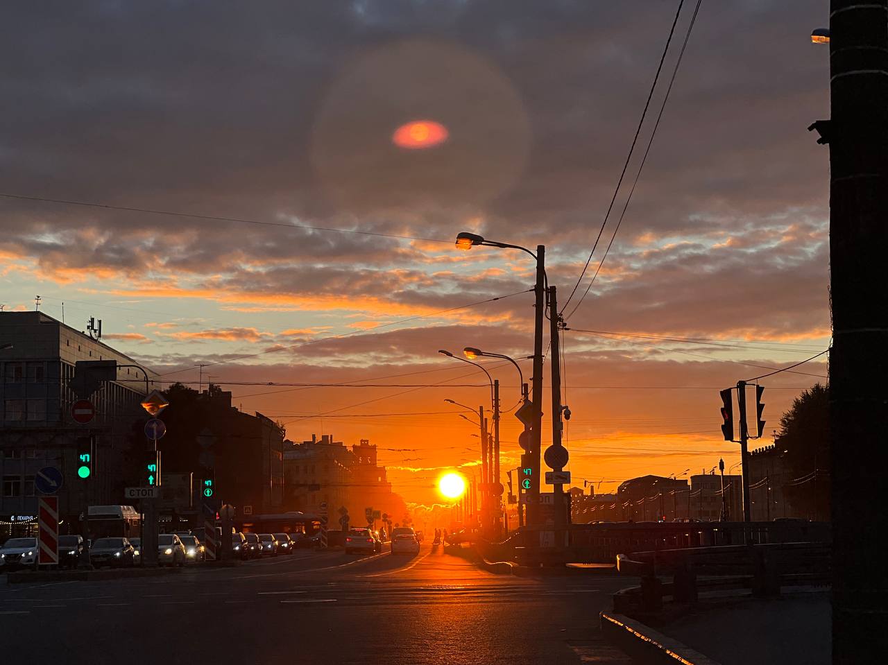 Небо в Петербурге взорвалось красным. Только посмотрите на этот головокружительный закат