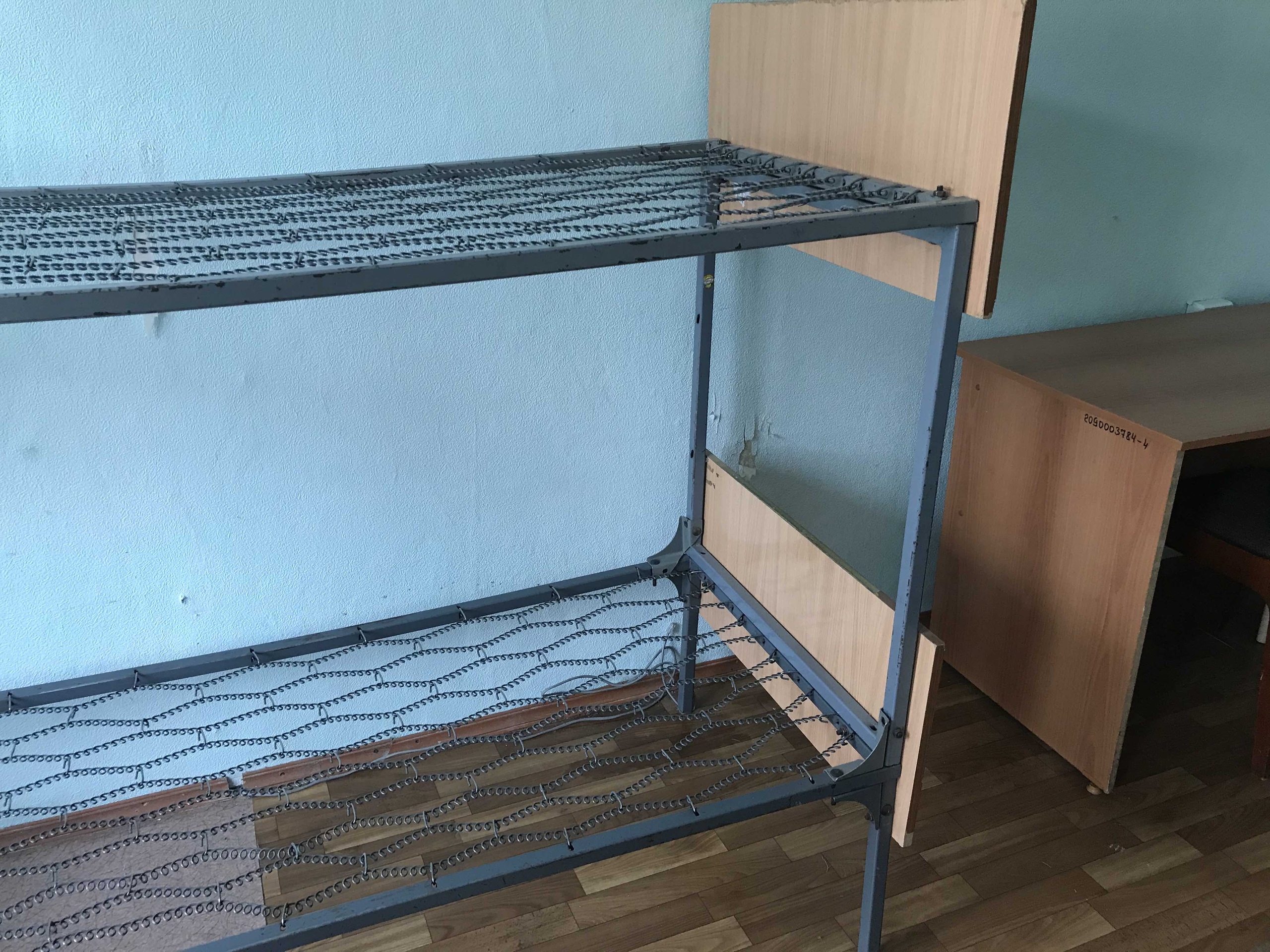 Остались еще кровати с металлической сеткой Остались еще кровати с металлической сеткой