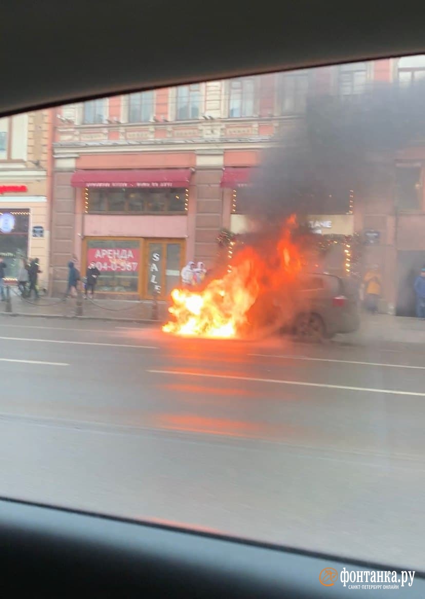 Автомобиль превратился в костер на Невском проспекте. Другой на Обуховской  задымил парковку «Ленты» | 26.01.2022 | Санкт-Петербург - БезФормата