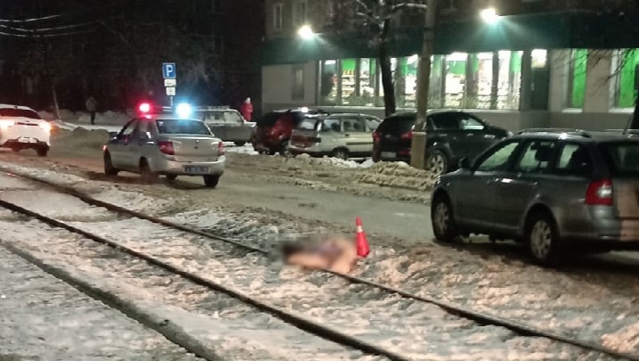 Из-за трупа остановили движение трамваев: в Ярославле сбитого пешехода отбросило на рельсы