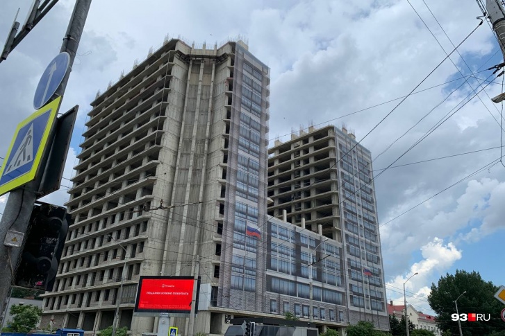 Жилой комплекс «Скала» в центре Краснодара начали закрывать баннерами Жилой комплекс «Скала» в центре Краснодара начали закрывать баннерами