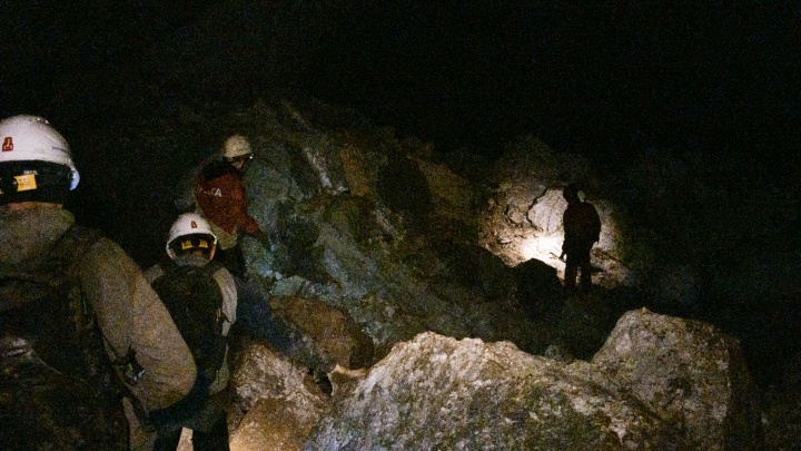Мы пять часов ползали по дикой части Кунгурской пещеры — показываем и рассказываем, что там есть