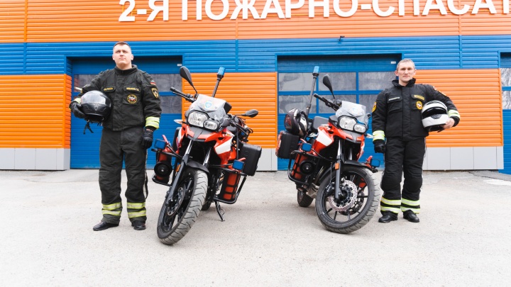 Перерезать металл и потушить пожар: в Екатеринбурге спасатели показали, на что способны мотопатрули
