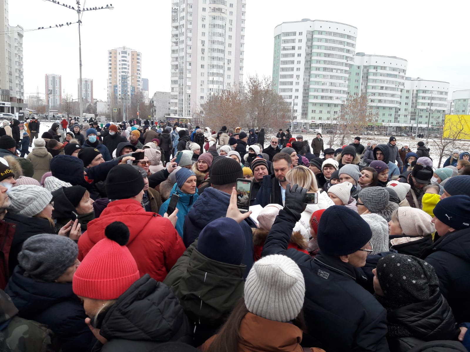 «Мы все будем чипированы». Сотни людей в Екатеринбурге вышли на пикет против QR-кодов