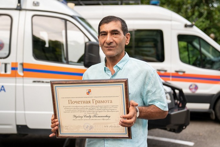 Водитель Саид Усубян смог вывезти залитый водой автобус в безопасное место и спас своих пассажиров