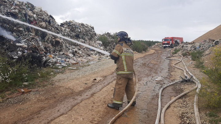 Жуткий пожар на свалке в Березовском вырос в 3 раза: участок начали заваливать землей