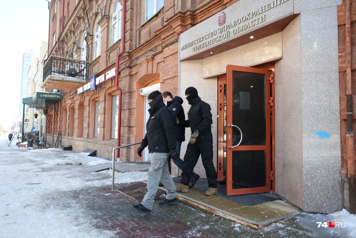 Заместителя министра здравоохранения Александра Кузнецова силовики вывели из здания на Кирова, 165 около полудня