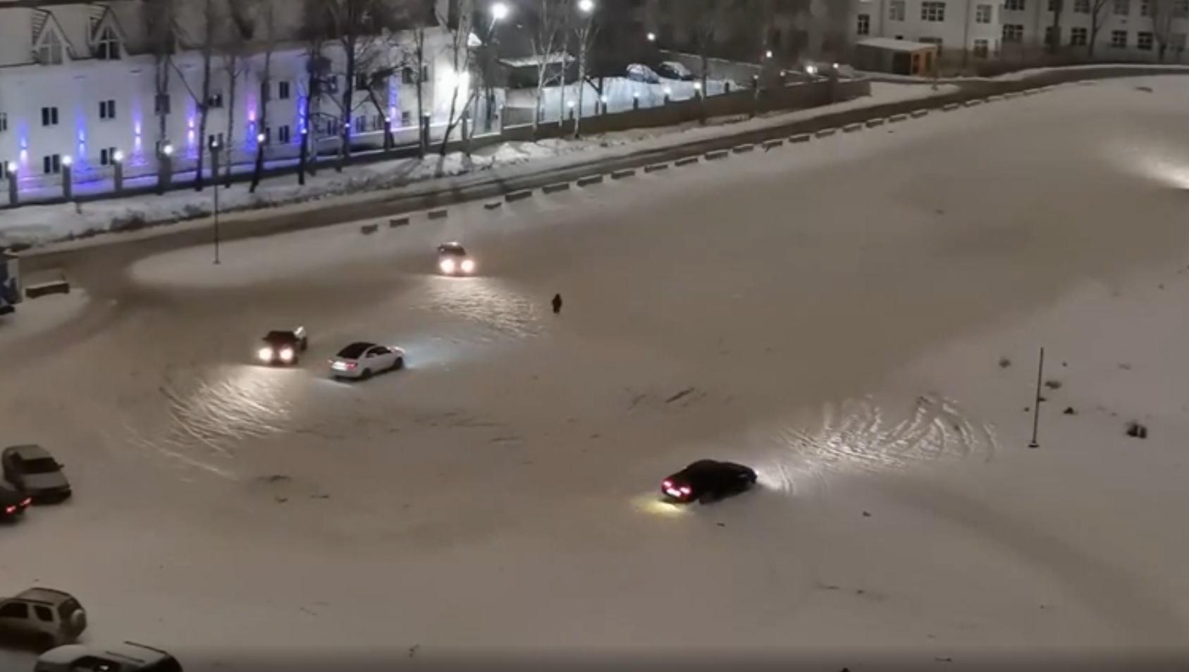 «Стеклопакеты не спасают»: жители домов в центре Екатеринбурга сняли на видео ночную тусовку дрифтеров