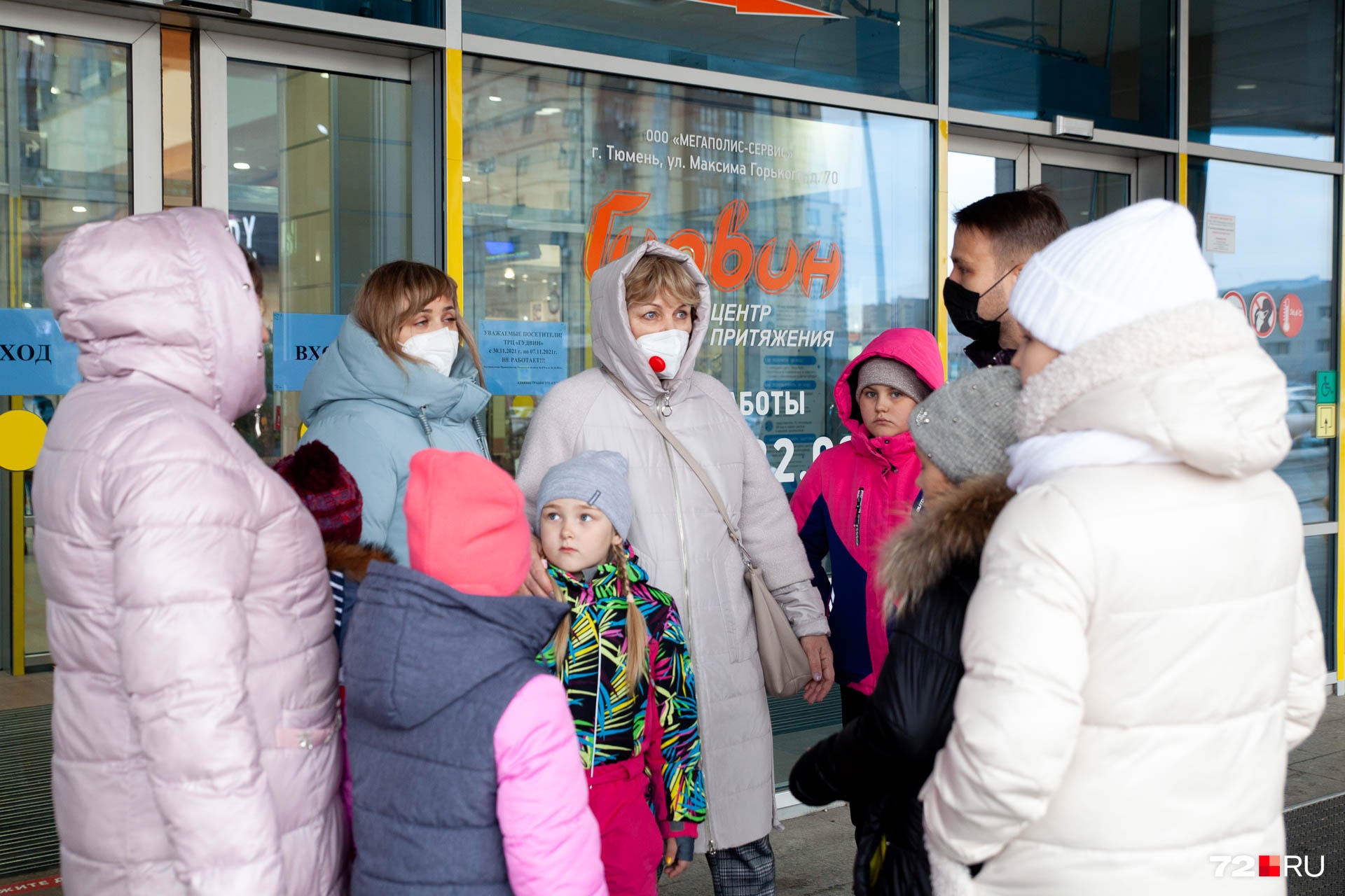 Семья из Кемерово приехала в Тюмень отдохнуть и купить одежду, но в ТЦ их не пустили — код оказался просроченным