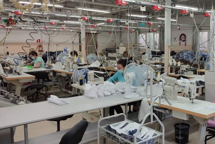 На фабрике «Пеплос» от рабочих требовали носить маски в течение смен