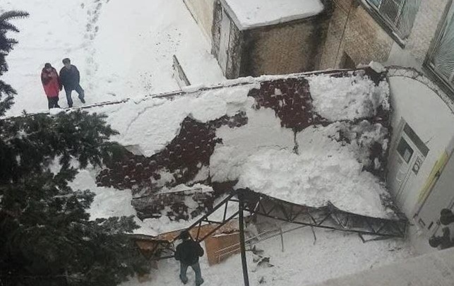 «Он давно уже протекал»: в Волгоградской области снежная глыба разломала навес у входа в ЦРБ