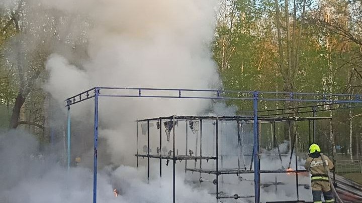 Никаких больше развлечений: батут сгорел в городском парке в Кузбассе