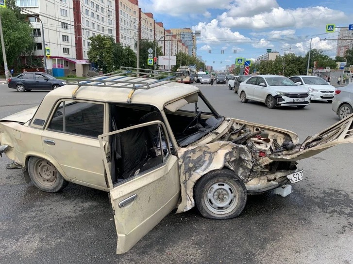 Водитель ВАЗа погиб, вылетев в лобовое стекло Водитель ВАЗа погиб, вылетев в лобовое стекло