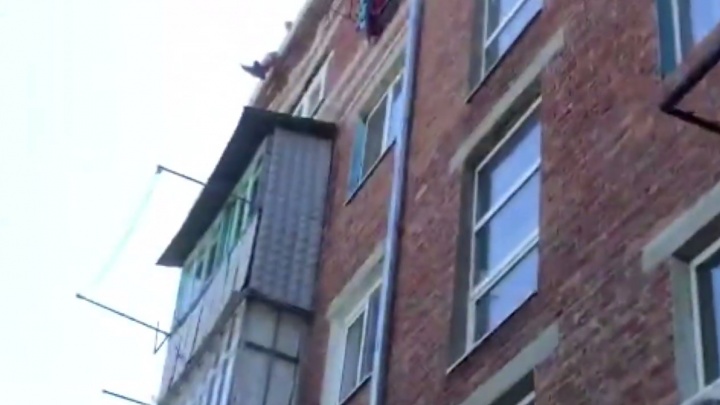 В Ейске мужчина сел на край крыши пятиэтажки, чтобы покончить с собой