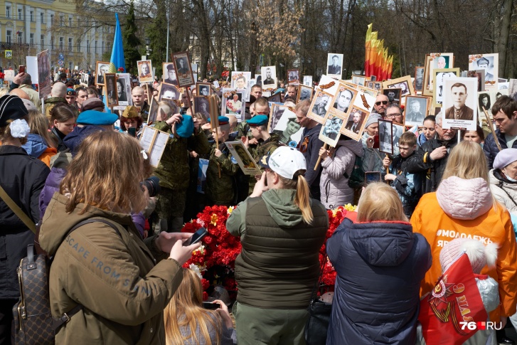 Несколько табличек виднелись с надписями о том, что военный погиб в 2022 году на Украине Несколько табличек виднелись с надписями о том, что военный погиб в 2022 году на Украине