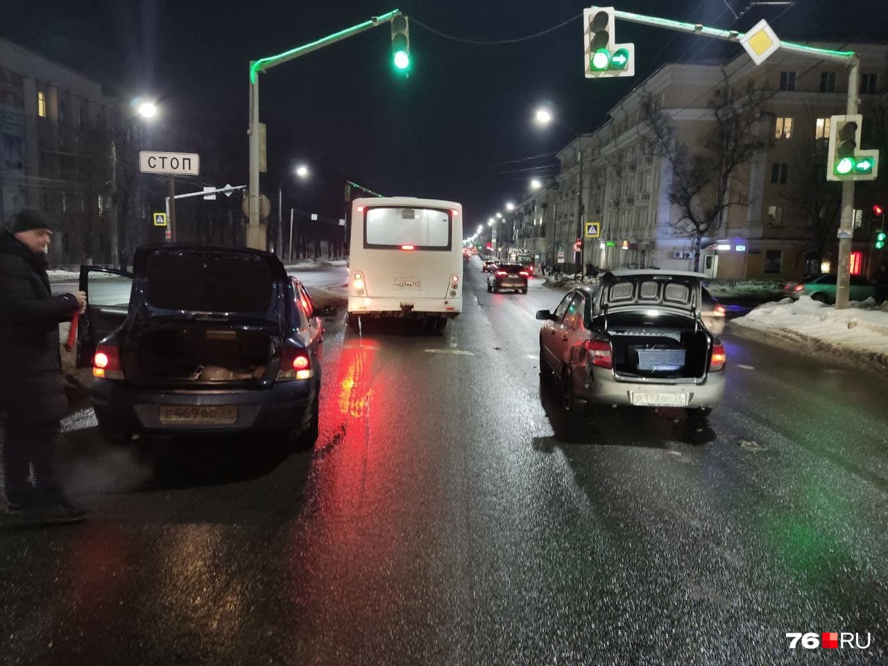 Водителя автобуса не смутило даже то, что он ехал с пассажирами. Он попросту решил проскочить между легковушками Водителя автобуса не смутило даже то, что он ехал с пассажирами. Он попросту решил проскочить между легковушками