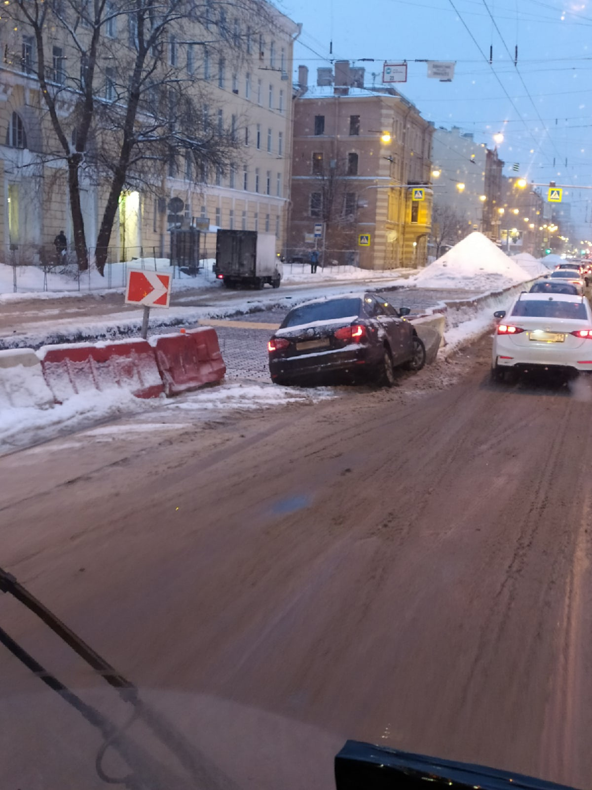 На Кондратьевском под колесами машины внезапно кончилась дорога |  28.01.2022 | Санкт-Петербург - БезФормата