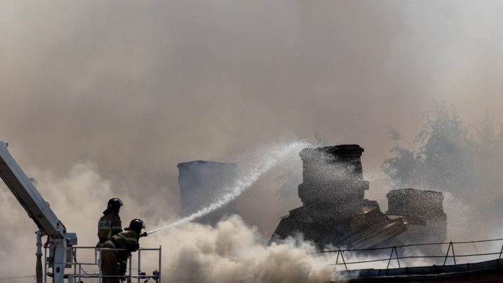 В Челнах потушили мощный пожар на складе. Огонь полыхал больше 6 часов