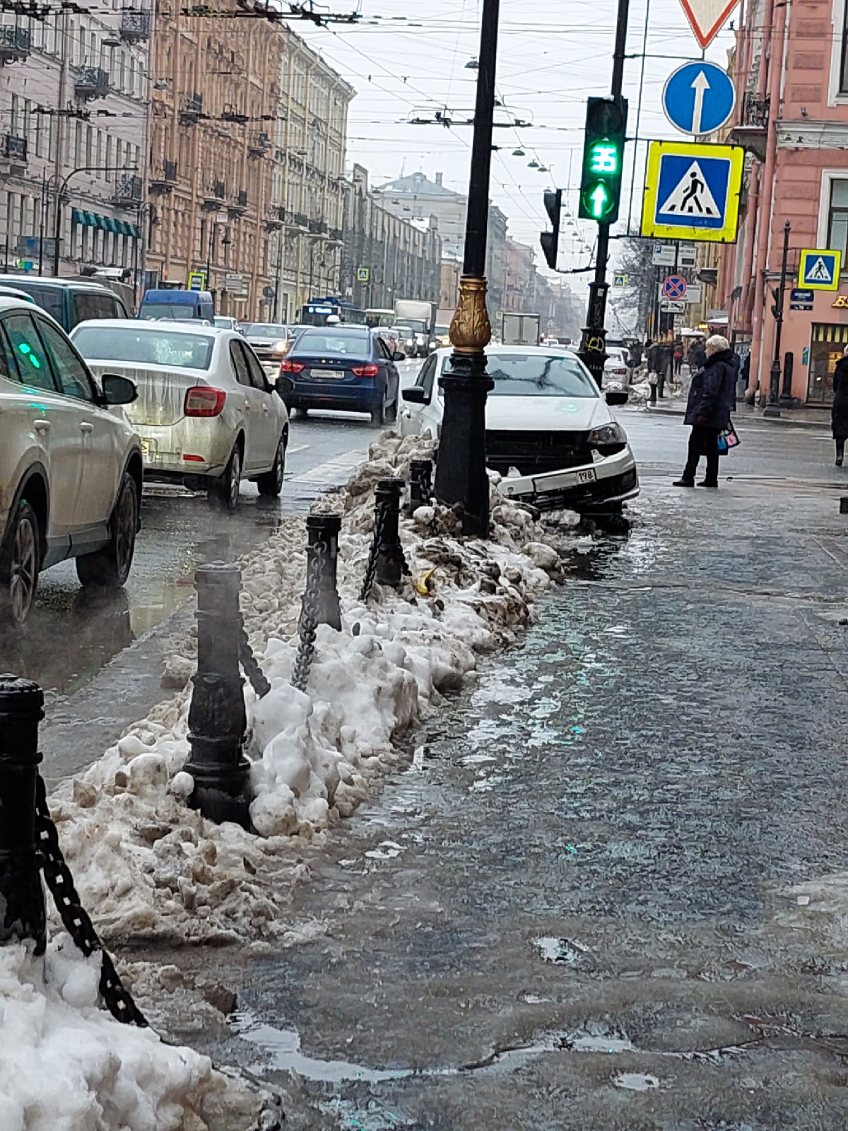 На Владимирском отдыхает «Поло» без бампера, а у моста Александра Невского  — бампер без машины | 07.02.2022 | Санкт-Петербург - БезФормата