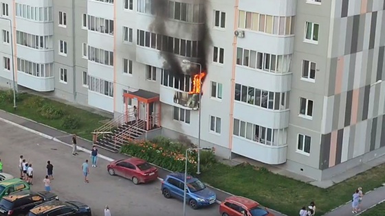 В Перми в доме на улице Целинной загорелся балкон. Очевидец спас из огня человека