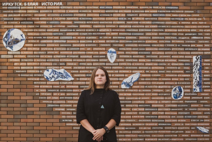 Художница Мария Кузнецова воплотит в мозаиках важные истории о клубничном деле в Байкальске