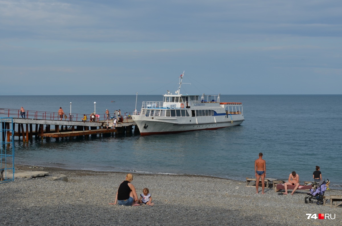 Еще одна претензия местных — в Крыму уже трудно найти малолюдный пляж