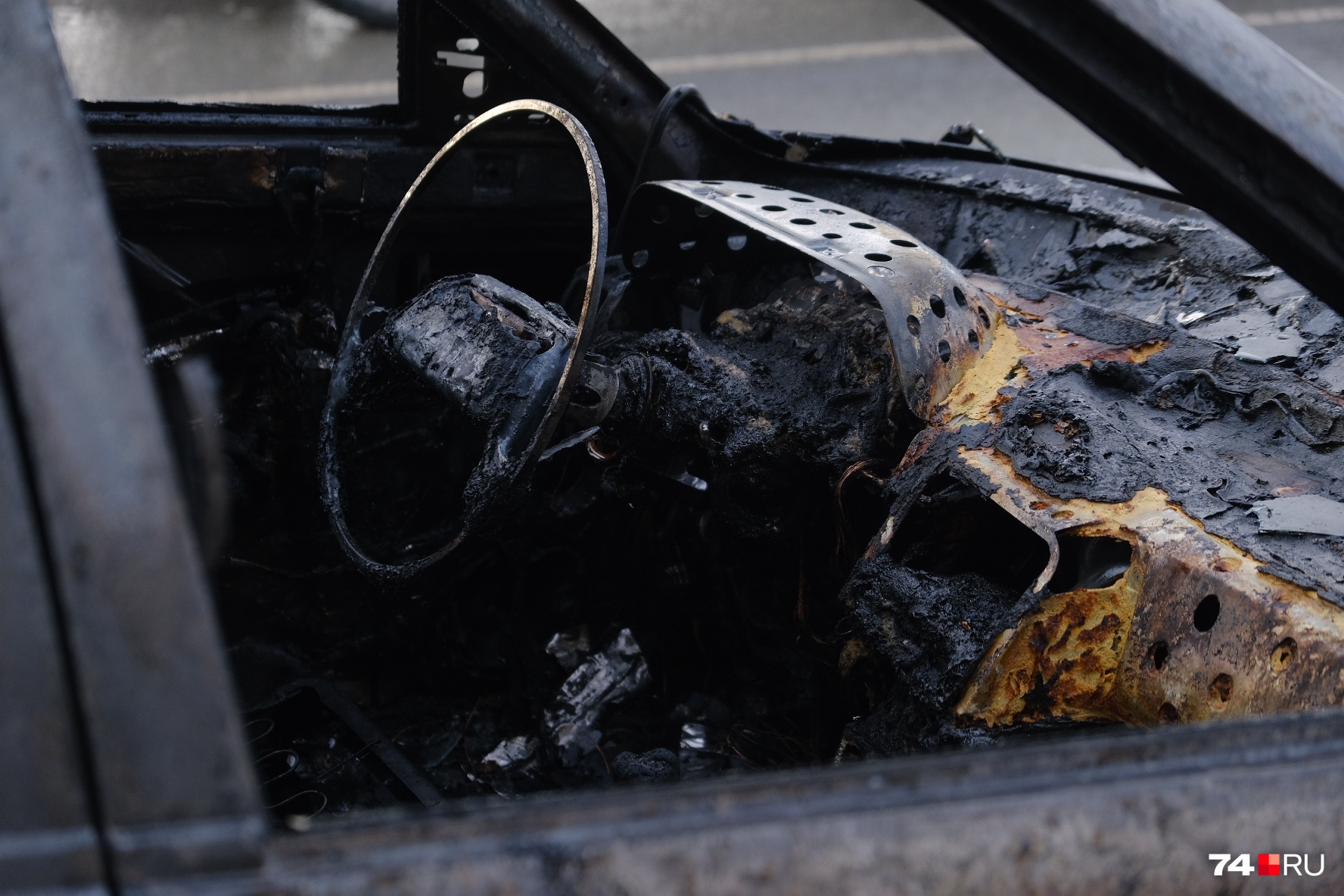 В Кемерове ночью рядом с многоэтажкой загорелся грузовик: что известно об инциденте