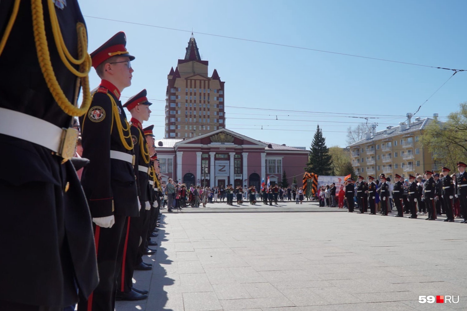 Церемония возложения цветов к мемориалу Церемония возложения цветов к мемориалу