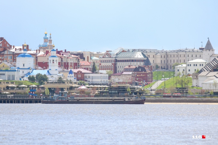 Казанку засыпают при помощи барж Казанку засыпают при помощи барж