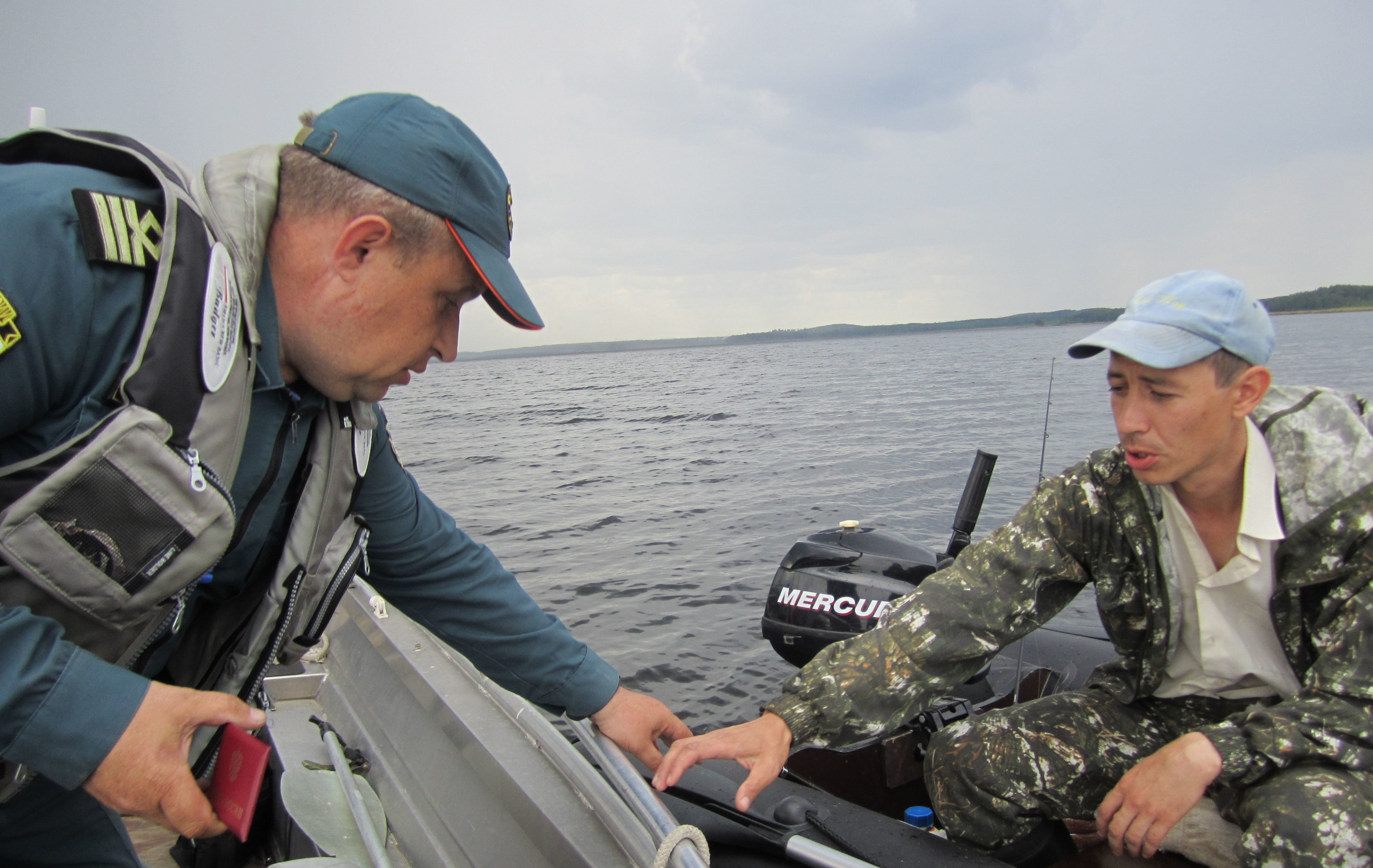 В Свердловской области у рыбаков сломался лодочный мотор посреди штормящего озера