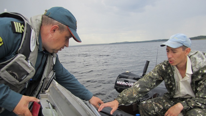 В Свердловской области у рыбаков сломался лодочный мотор посреди штормящего озера