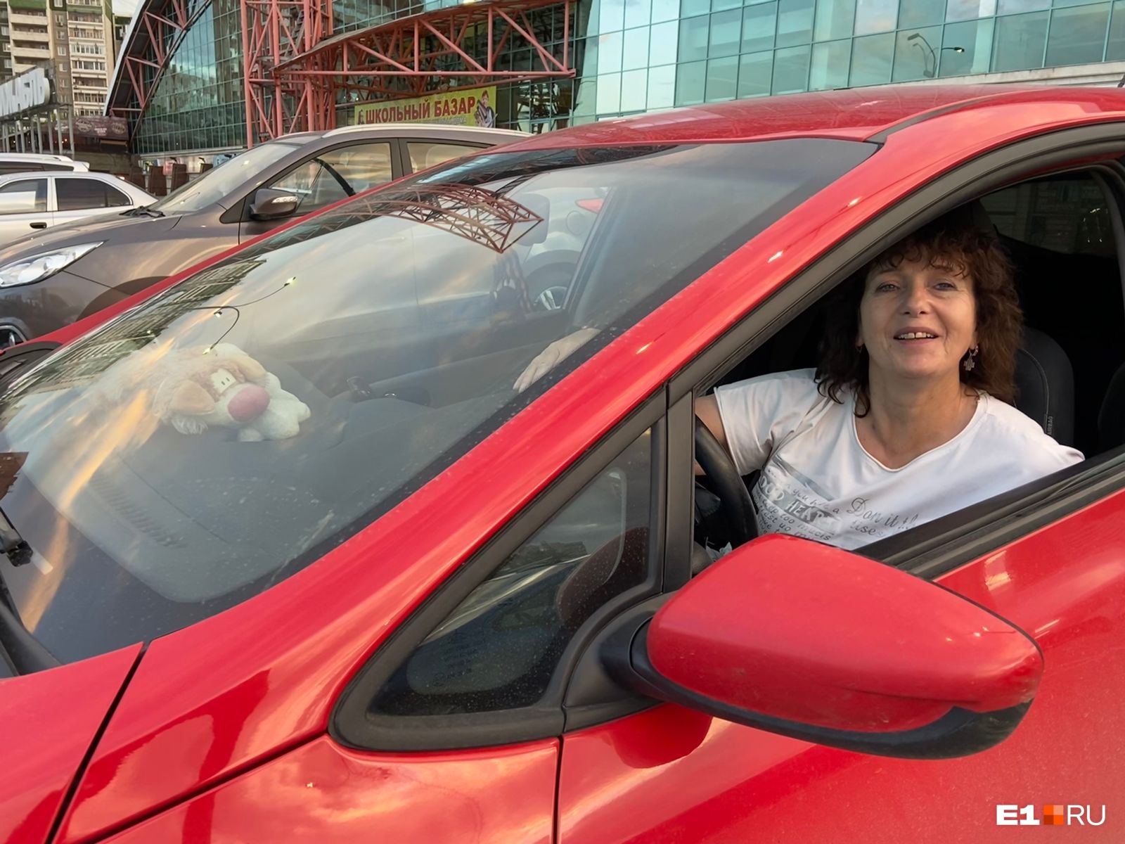 «Своим пассажирам пою Аллегрову». Таксистка из Свердловской области прошла кастинг на «Голос. 60+»