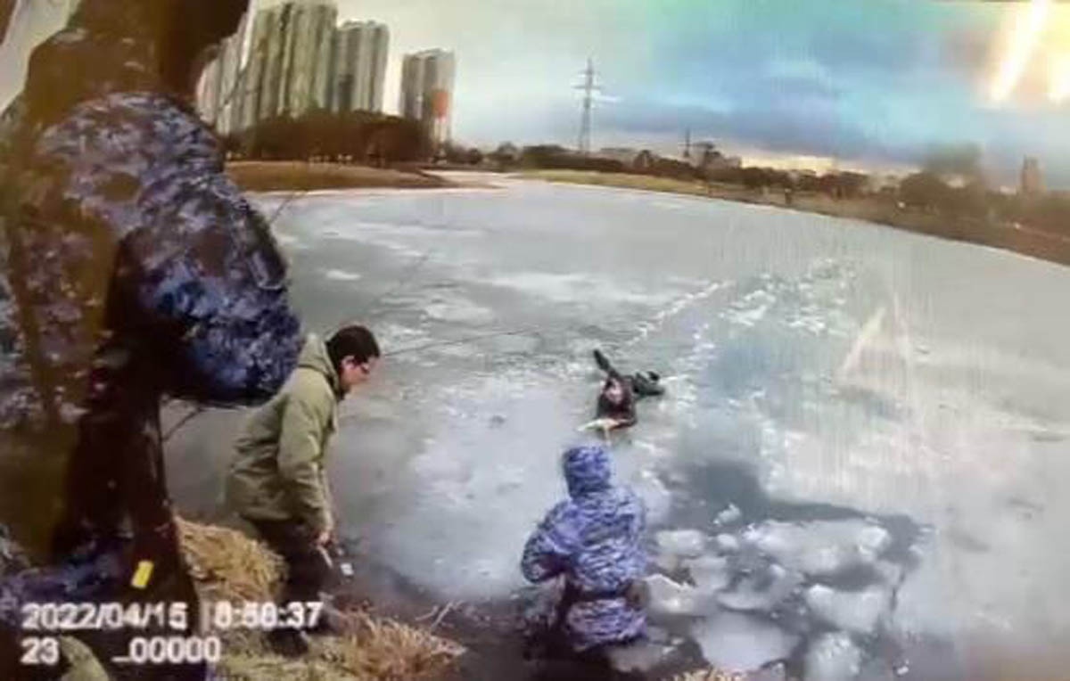 Росгвардейцы вытащили из воды двоих, провалившихся под лед на Волковском пруду