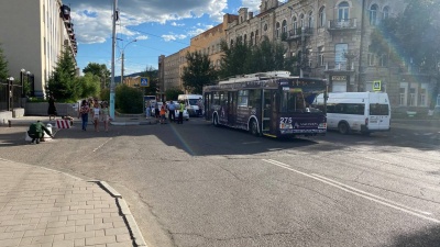 Водитель троллейбуса спровоцировал ДТП с легковушкой около площади Ленина в Чите
