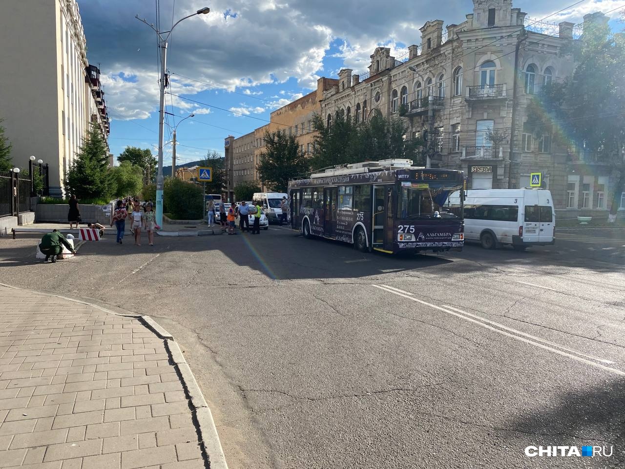 Троллейбус и легковушка столкнулись около площади Ленина в Чите 23 июня