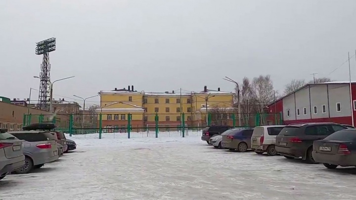 Власти Новокузнецка отменили решение о сносе футбольного поля ради парковки