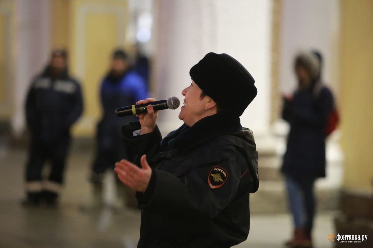 Полиция дает уличный концерт в Петербурге в поддержку спецоперации на Украине