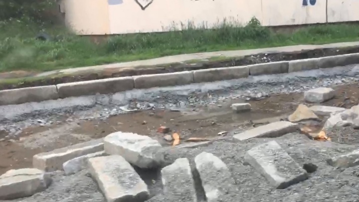 «А заплатят как за новые?»: в Екатеринбурге при ремонте улицы уложили старые бордюры