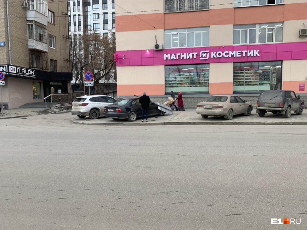 В Екатеринбурге брошенный на тротуаре BMW разбило знаком парковки. Владелец отсудил крупную сумму
