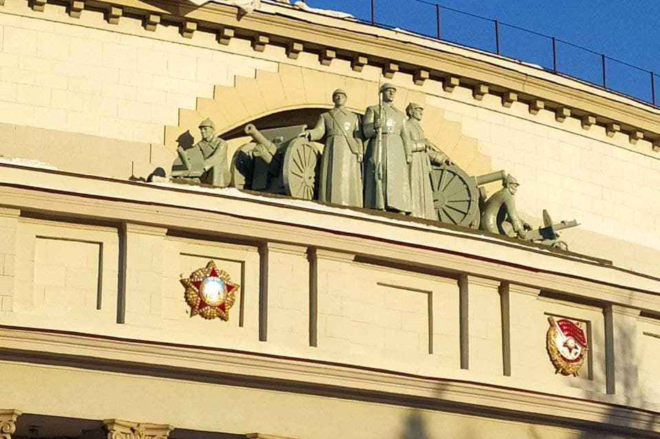 В Екатеринбурге вернули отрубленную голову каменному солдату на Доме офицеров