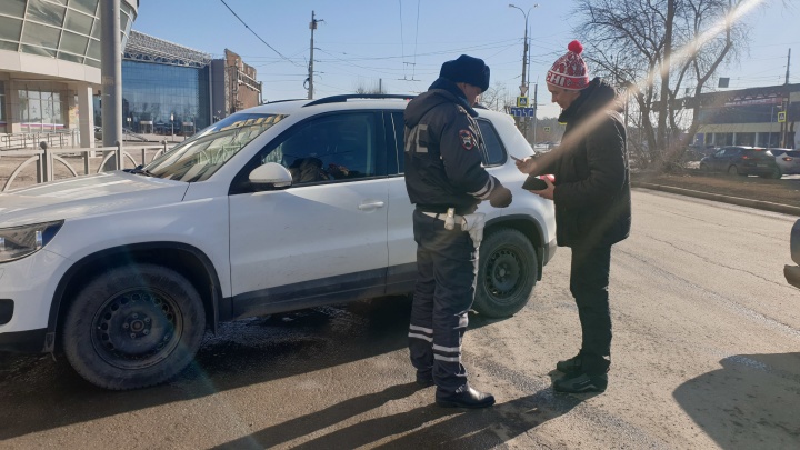 В Екатеринбурге сотрудники ГИБДД ловили водителей, которые неправильно перевозят своих детей