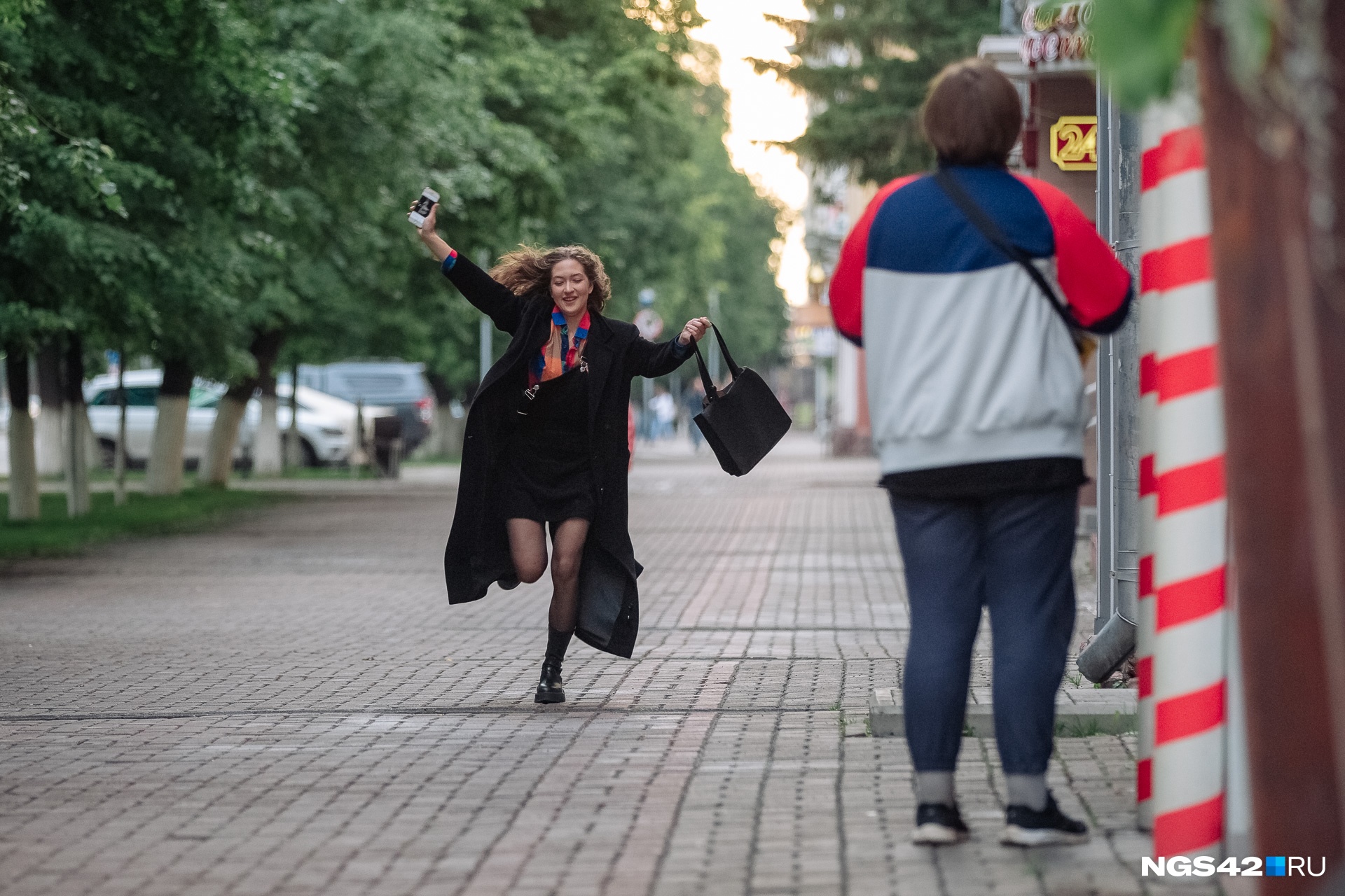 18 июнь 2019. Люди в городе. Фото людей на улице. Выпускница показала. Пьяные выпускники.
