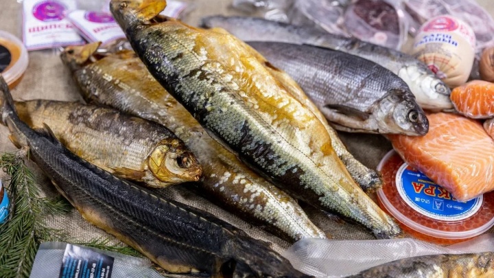 Как в Тюмени коптят и солят рыбу — заглянули на местное производство